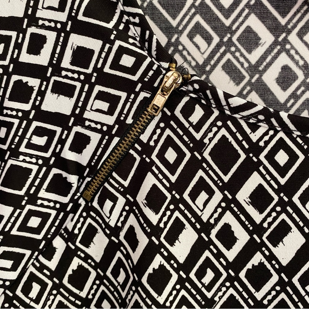 SUSAN LAWRENCE Petite Black & White Geometric Design Short Sleeve Banded Top - Picture 5 of 11
